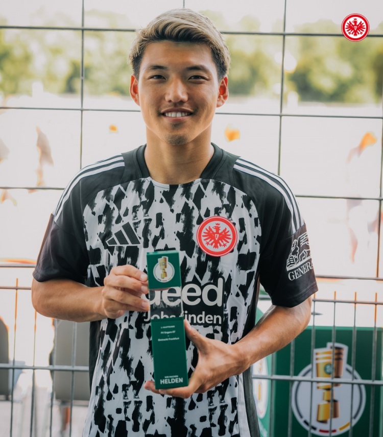 星空电竞-法鹰首秀双响,官方:堂安律当选法兰克福5-0恩格尔斯全场最佳